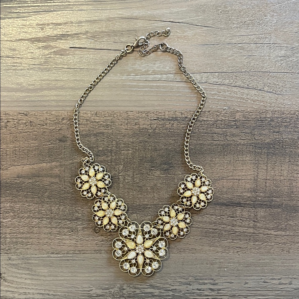 Elegant Gold Floral Necklace